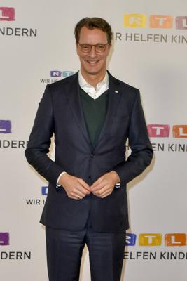 ABB/ Hendrik Josef W?st Wuest CDU Politiker mit Wolfram Kons Moderator Ministerpraesident des Landes NRW Nordrhein Westfalen zu Gast auf dem Roten Teppich im RTL Studio beim Charity zum 30.Geburtstag des RTL Spendenmarathon - wir helfen Kindern bei RTL Deutschland am 21.11.2025 2.Spendentag in Koeln Deutz NRW Deutschland *** ABB Hendrik Josef W?st Wuest CDU politician with Wolfram Kons Moderator State Premier of North Rhine-Westphalia North Rhine-Westphalia on the red carpet in the RTL studio at the charity for the 30th anniversary of the RTL Spendenmarathon wir helfen Kindern bei RTL Deutschland on 21 11 2025 2 Donation Day in Cologne Deutz NRW Germany-stock-foto