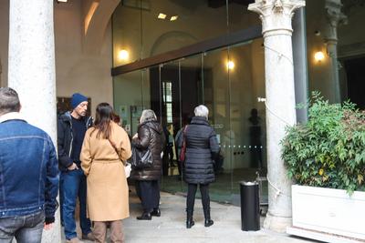 Fans try to see Ornella Vanoni's body in Milan.-stock-foto