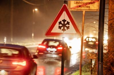 Gef?hrliche Stra?engl?tte an der M?nchner Stadtgrenze, morgens um 7:20 Uhr, Verkehrsschild Vorsicht Eisgl?tte, Warnwetter, M?nchen, November 2025-stock-foto