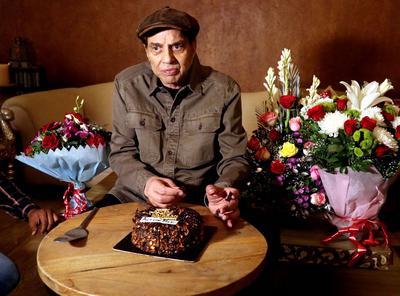MUMBAI, INDIA - DECEMBER 8: Veteran actor Dharmendra cuts a cake on his 87th birthday celebration, at Juhu, on December-stock-foto