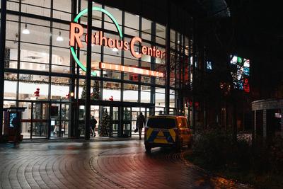 Messerangriff in Einkaufszentrum in Dietzenbach-stock-foto