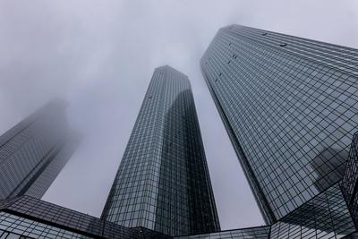 Deutsche-Bank-T?rme Frankfurt ? moderne Architektur im Nebel-stock-foto