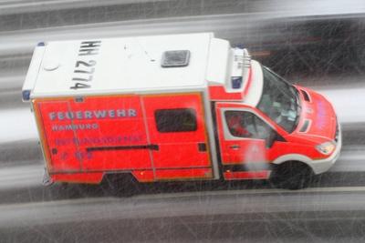 Bildnummer: 52933842  Datum: 13.02.2009  Copyright: imago/Waldm?llerRettungswagen der Feuerwehr unterwegs im Schneetreiben, Objekte; 2009, Symbolfoto, Auto, Jahreszeit, Winter, Schnee, Gl?tte, Schneefall, Schneegl?tte, glatt, Wintereinbruch, Krankenwagen, Rettungsdienst, Rettungsfahrzeug; , quer, Kbdig, Einzelbild, Vogelperspektive, Perspektive,  , Stra?e, Verkehr, Wetter, EuropaBildnummer 52933842 Date 13 02 2009 Copyright Imago Waldm?ller Ambulance the Fire brigade on the road in Blowing Snow Objects 2009 Symbolic image Car Season Winter Snow Smoothness Snowfall Schneegl?tte smooth Onset of winter Ambulances Rescue Service Rescue vehicle horizontal Kbdig Single birds eye view Perspective Road Traffic Weather Europe-stock-foto