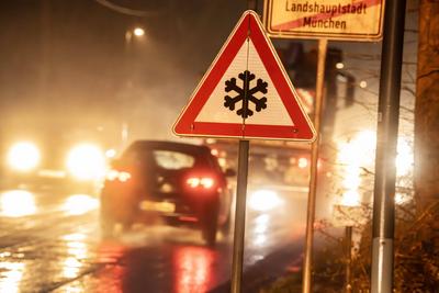 Gef?hrliche Stra?engl?tte an der M?nchner Stadtgrenze, morgens um 7:20 Uhr, Verkehrsschild Vorsicht Eisgl?tte, Warnwetter, M?nchen, November 2025-stock-foto