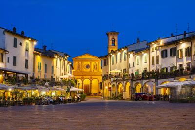 Piazza Matteotti mit der Kirche Propositura di Santa Croce am Abend, Piazza Matteotti and Santa Croce Church in the evening-stock-foto