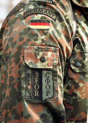 Aufnahme eines Emblems an einer Uniform eines deutschen Soldaten der SFOR Gruppe in Bosnien, 05.02.1997, Sarajevo Bosni-stock-foto