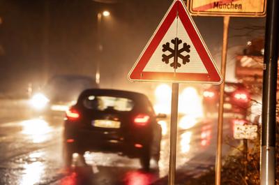Gef?hrliche Stra?engl?tte an der M?nchner Stadtgrenze, morgens um 7:20 Uhr, Verkehrsschild Vorsicht Eisgl?tte, Warnwetter, M?nchen, November 2025-stock-foto