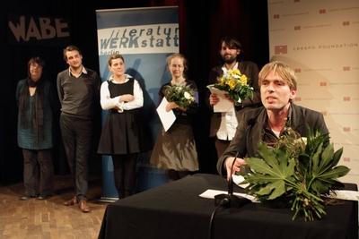 Bildnummer: 56255332  Datum: 06.11.2011  Copyright: imago/gezettLiteraturwerkstatt berlin -Die neuen Leute Literaturwerkstatt Berlin Der Lyrikpreis des open mike ging an Sebastian Unger. Hintergrund die Jury:und Kathrin Schmidt, Tilman Rammstedt, Felicitas Hoppe und Christina B?hm (Wien), sie bekam den Prosapreis und auch den taz-Publikumspreis f?r den Text Platzanweisung und Joseph Felix Ernst (N?rnberg) er bekam einen Peis f?r den Text Dora Diamant . Lobend erw?hnt wurden Tristan Marquardt, Stefan K?glberger und Charlotte Warsen. Der open mike Literaturwettbewerb 2011 fand am 05.+06.11.2001 in den Wabe in Berlin statt. foto@gezett.de People Kultur Literatur Poesie Lyrik Preisverleihung xdp x0x 2011 quer Schriftsteller Literaturwerkstatt Poet Dichter Kulture Culture writer writing Author Persoenlichkeit Literatur Portrait Autor wabe openmike wettbewerb Crespo Foundation  56255332 Date 06 11 2011 Copyright Imago  LiteraturWERKstatt Berlin the New People LiteraturWERKstatt Berlin the Poetry Prize the Open Mike went to Sebastian Unger Background the Jury and Kathrin Schmidt Tilman Rammstedt Felicitas Hoppe and Christina B?hm Vienna Them got the  and too the taz Audience Award for the Text  and Joseph Felix Ernst Nuremberg he got a Peis for the Text Dora Diamond commended mentioned were Tristan Marquardt Stefan K?glberger and Charlotte Threw the Open Mike Literature competition 2011 took place at 05  11 2001 in the Honeycomb in Berlin instead foto gezett @ de Celebrities Culture Literature Poetry Poetry Award ceremony XDP x0x 2011 horizontal Writer LiteraturWERKstatt Poet Poet Kulture Culture Writer Writing author Personality Literature Portrait Author Honeycomb open mike Competition Crespo Foundation-stock-foto