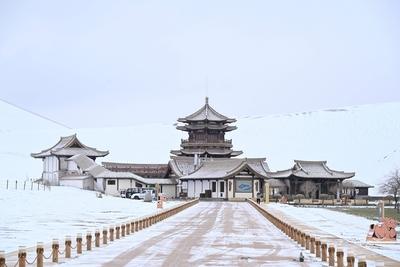 DUNHUANG, CHINA - NOVEMBER 23: A view of the scenery of the Mingsha Mountain and Crescent Spring Scenic Area after a sno-stock-foto