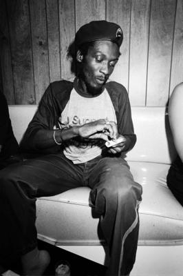 Jimmy Cliff photographed in the lobby of the WMMR radio studios before being thrown out for lighting-stock-foto