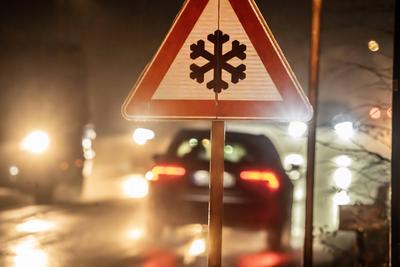 Gef?hrliche Stra?engl?tte an der M?nchner Stadtgrenze, morgens um 7:20 Uhr, Verkehrsschild Vorsicht Eisgl?tte, Warnwetter, M?nchen, November 2025-stock-foto