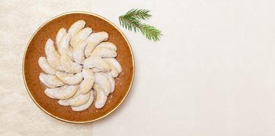 Fresh baked Vanilla Cookies. German sweet food - Vanillekipferl with vanilla powder sugar. Table top Fresh baked Vanilla-stock-foto