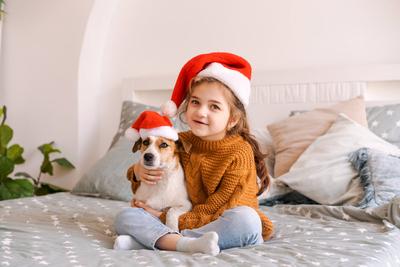 Frohe Weihnachten und ein gutes neues Jahr. Bezauberndes kleines M?dchen tr?gt Weihnachtsmann-stock-foto