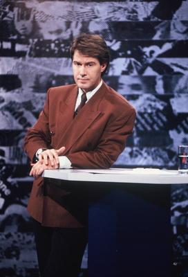 Moderator Ulrich Meyer vor dem Logo in der RTL Sendung Explosiv der heisse Stuhl , aufgenommen am 15.05.1991 *** Modera-stock-foto