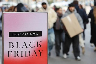 Black Friday Kleidergeschaeft-stock-foto