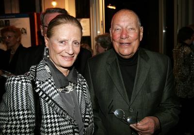 Bildnummer: 50731560  Datum: 08.04.2005  Copyright: imago/StrussfotoRegisseur J?rgen Roland und Ehefrau Eva (beide GER) anl?sslich der Premiere des Theaterst?cks GALANACHT in Hamburg, Personen , optimistisch; 2005, Hamburg, Theaterpremiere, Theaterpremieren, Theater-Premiere, Premieren, , Regisseure, Filmregisseur, Filmregisseure, Ehepaar, Ehepaare, Paar, Paare, Frau, l?chelt, l?chelnd, L?cheln; , quer, Kbdig, Gruppenbild, close, Film, Kunst, Deutschland, Randbild, People-stock-foto