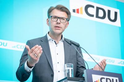 CDU Deutschlands - Pressekonferenz nach Gremiensitzungen am Tag vor Beginn 36. Bundesparteitag Daniel Caspary, MdEP und-stock-foto