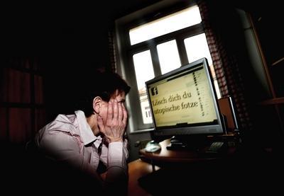 Frauen die sich aktiv und selbstbewusst im Internet aeussern werden in Hassmails oft sexistisch be-stock-foto