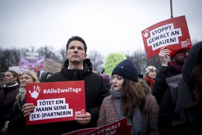 Steffen Krach, Protest Gewalt an Frauen-stock-foto