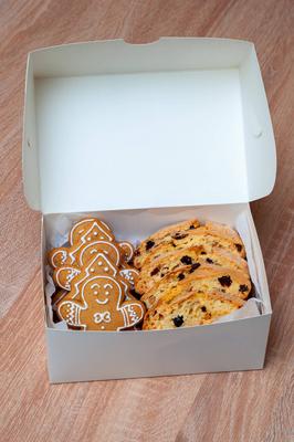 Lebkuchen und Biscotti, fein s?uberlich verpackt in einer wei?en Schachtel, perfekt f?r weihnachtliche Leckereien.-stock-foto