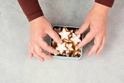 Zimtsterne, Zimtsterne traditionelles deutsches Weihnachtsgeb?ck in einer Schachtel, Lebkuchen mit Anisgew?rz f?r die Fe-stock-foto