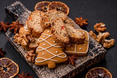 Weihnachts-Cantuccini mit N?ssen und kandierten Fr?chten, Lebkuchen-stock-foto