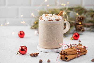 Weihnachtskakao mit kleinen Marshmallows und Zimt-stock-foto