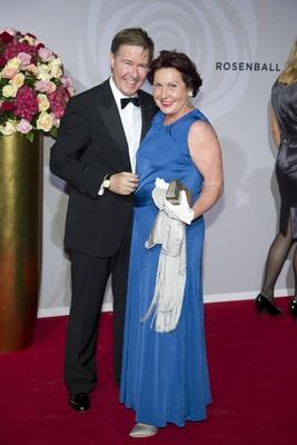 Ulrich MEYER, Moderator, Frau Georgia TORNOW, ganze Figur, Ganzkoerper, Freisteller, Einzelbild, Einzelmotiv, Roter Tep-stock-foto