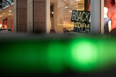 Black Friday Werbung hinter gr?nem Licht 25.11.24, Limburg: Symbolfoto, Illustrationsbild, Symbolbild, Illustrationsfoto-stock-foto