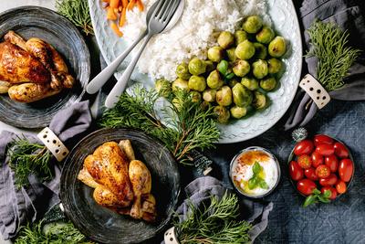 Weihnachtsessen mit gegrilltem Huhn, Reis und Gem?se-stock-foto