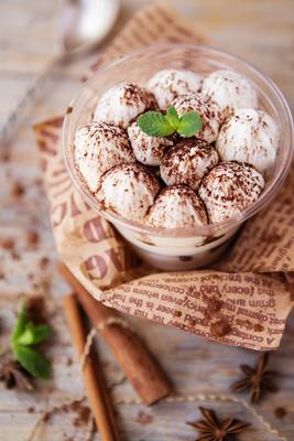 tiramisu in a glass cup decorated with cocoa powder and mint leaves Classic tiramisu in a glass cup decorated with cocoa-stock-foto