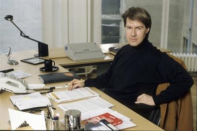 Ulrich Meyer 03/93 te halb quer Profil dunkelhaarig sitzend Schreibtisch B?ro quer leger Pullover schwarz Stift schreib-stock-foto