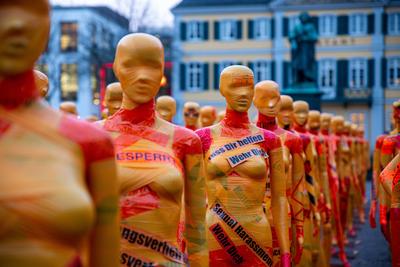 Bonn, Demonstrationen am Tag gegen Gewalt an Frauen Kundgebung am 25.11.2020 auf dem M?nsterplatz in Bonn Anlaesslich d-stock-foto