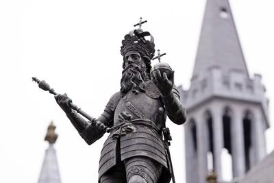 Der Karlsbrunnen, auch Marktbrunnen, befindet sich auf dem Markt in Aachen direkt vor dem gotischen Aachener Rathaus un-stock-foto