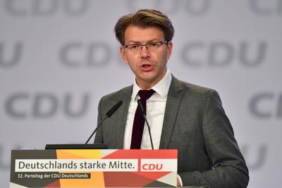 Daniel CASPARY am Rednerpult, Einzelbild,angeschnittenes Einzelmotiv,Halbfigur,halbe Figur. 32.Parteitag der CDU Deutsc-stock-foto