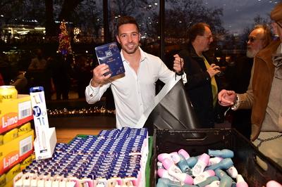 5.te Charity  Promi Pack im BIKINI-stock-foto