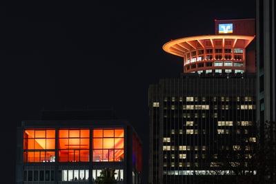 Die Frankfurter Skyline anl?sslich des Orange Day am 25.11.2025-stock-foto