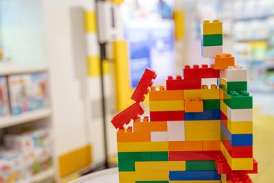 Bunte Konstruktionsbl?cke in einem Spielzeugladen-stock-foto