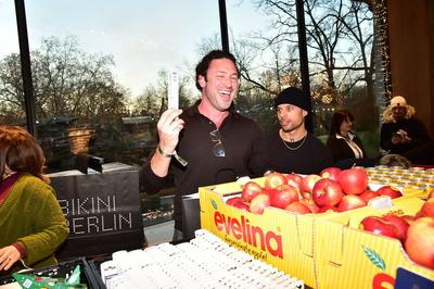 5.te Charity  Promi Pack im BIKINI-stock-foto