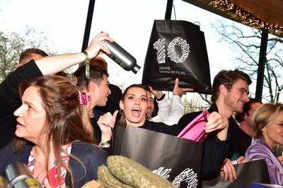 5.te Charity  Promi Pack im BIKINI-stock-foto