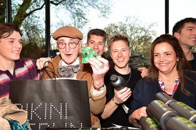 5.te Charity  Promi Pack im BIKINI-stock-foto