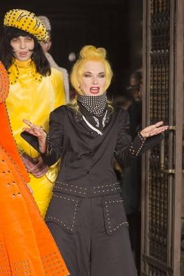 London UK 18 09 2015 Pictured Pam Hogg right with her models during the finale on the catwalk-stock-foto