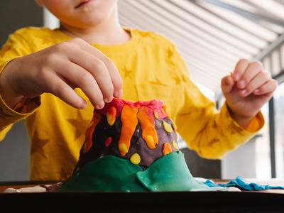 kind,vulkan,knetmasse,kids,kinder,vulkane,knete,knetgummi,plastilin ** child,volcano,child s play clay,children,childs,k-stock-foto
