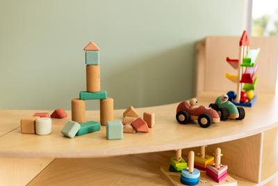 Baukl?tze und Holzspielzeug in der Kita-stock-foto