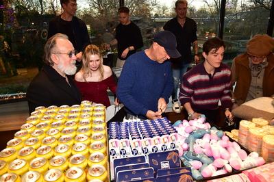 5.te Charity  Promi Pack im BIKINI-stock-foto