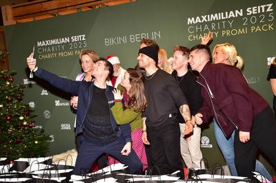 5.te Charity  Promi Pack im BIKINI-stock-foto