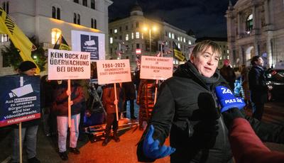 20251127 Kundgebung epicenter.works und amnesty-stock-foto