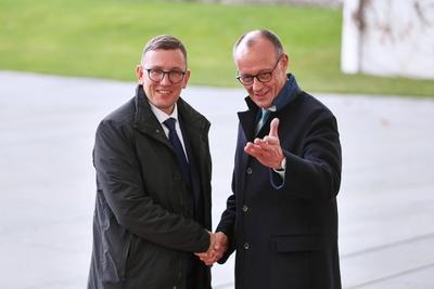 Berlin, Deutschland, 27.11.2025: Bundeskanzleramt: Empfang des estnischen Ministerpr?sidenten im Kanzleramt: Kristen Mic-stock-foto