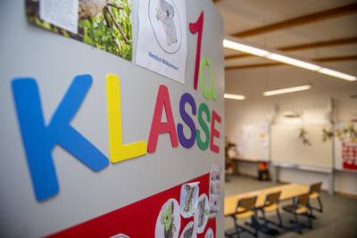 Schule in der Coronazeit Die T?r zum Klassenzimmer der Klasse 1a steht offen, die St?hle in dem Raum sind auf hochgeste-stock-foto