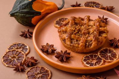 Apfel- oder K?rbiskuchen oder -torten sind eine s??e amerikanische Herbstleckerei. Amerikanischer Apfelkuchen-stock-foto